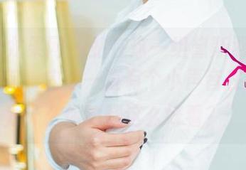 UGirls尤果网 – 站在这一组黛斯羽短裙的高清面前，内心一直有个小声音在说，“为什么你的腿这么好看？”