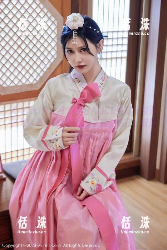 Xiuren秀人网 - 翻看ALICE梁紫轩的浴缸写真集，轻松与优雅直接交织在水波里，真迷人。