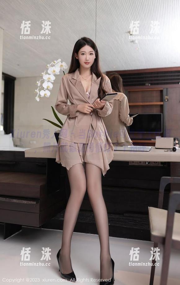 Xiuren秀人网-Barbie可儿 Xiuren秀人网 - 当Barbie可儿穿上红裙,照片就像是悄悄打了个招呼