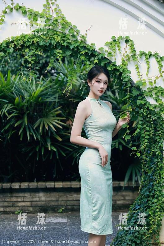 Xiuren秀人网 - 白白Alina的校服写真，高清的每一个细节都让我想找个借口聊聊青春。
