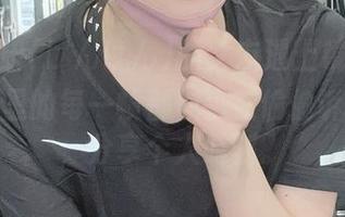 当けん研(けんけん)的女友遇上镜头，这组图片里的每一帧都似乎在偷偷诉说什么，分享个人时刻。