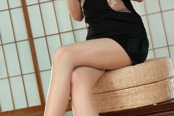 丽柜 – 教室丨悠悠的写真，课桌上有种莫名的静谧感。。。