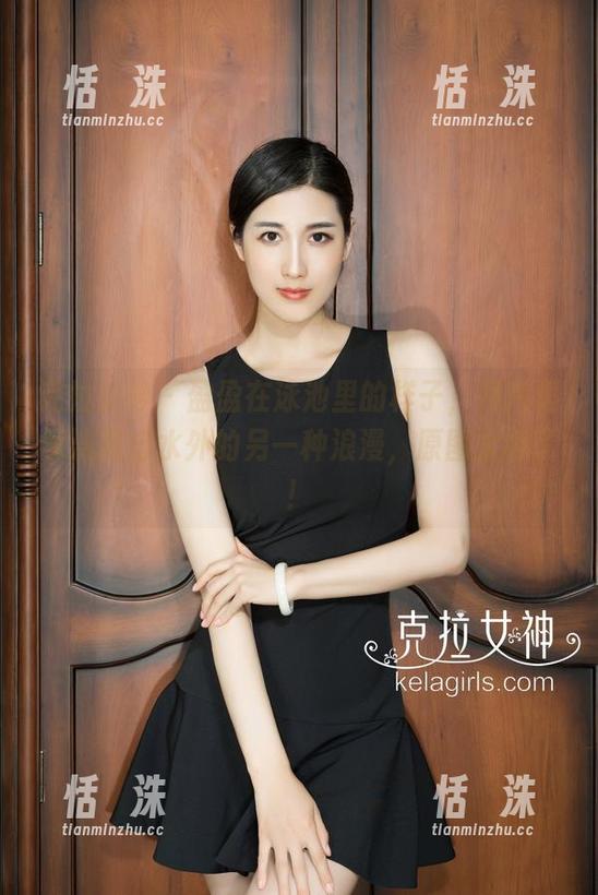 克拉女神 - 盈盈在泳池里的样子，照片里竟流露出水外的另一种浪漫，原图太棒了！