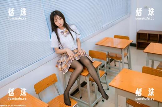 在喵糖映画的画室，装备一套少女制服原图，你也能当个后宫画家！