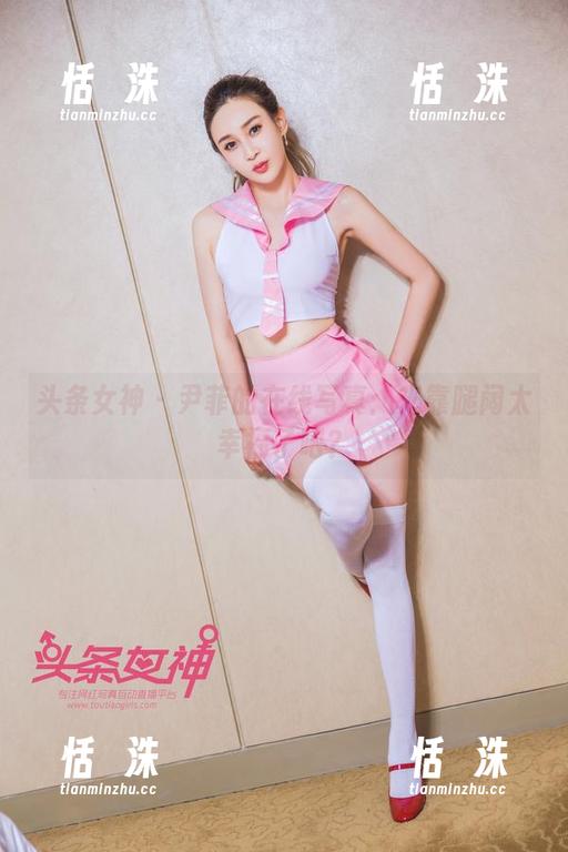头条女神 - 尹菲的在线写真：光靠腿阔太幸福了吧？