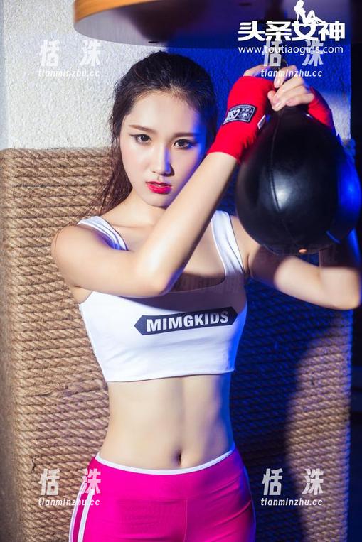 头条女神 - 红裙下的莫晓希，写真如何让人忘了身边的咖啡？