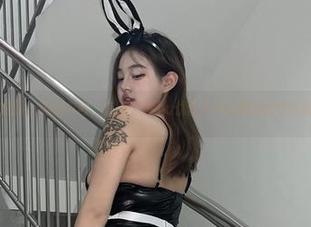 微密圈 – 豹纹车内，在线上演小u优优子与衣服的爱恨纠葛！