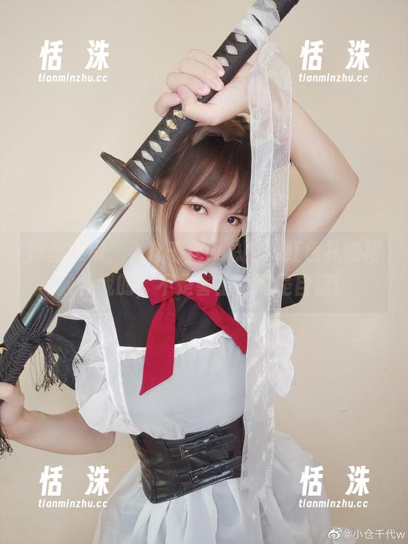 原图实例，小仓千代w总结：红色礼物裙教会我的，不是害羞，而是自信！