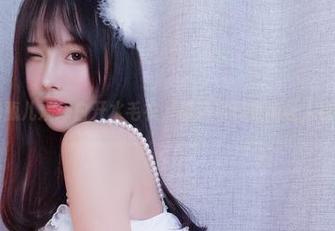 小小奶瓶儿演绎白开水毛衣，最新写真更新让人目不转睛