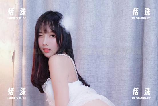 小小奶瓶儿演绎白开水毛衣，最新写真更新让人目不转睛