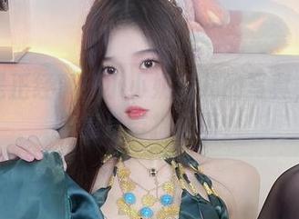这才是正经事！小小奶瓶儿的写真，原图全靠吊带撑场面！