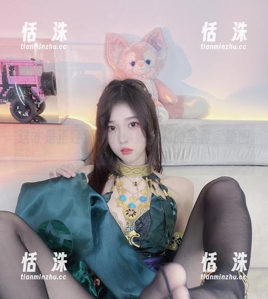 这才是正经事！小小奶瓶儿的写真，原图全靠吊带撑场面！