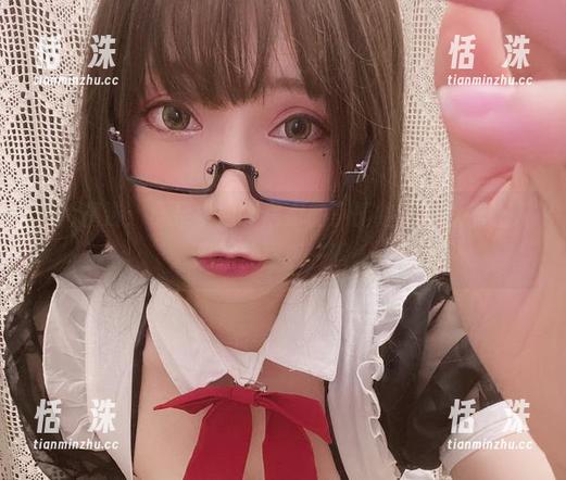 照片精选：小泉学姐吖居家的小情绪，每张都让人忍不住再看一眼。