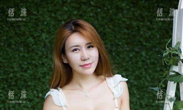尤物馆 - 艾小青摆了个吊带的姿势，原图资源真心让人意外，谁能不爱这样的简约风？