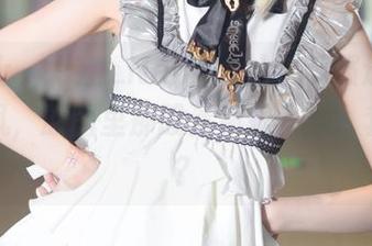 草地上，彩芸_Nebula的水手服透出一丝春风，原图里那股清新很不错！套图呢？