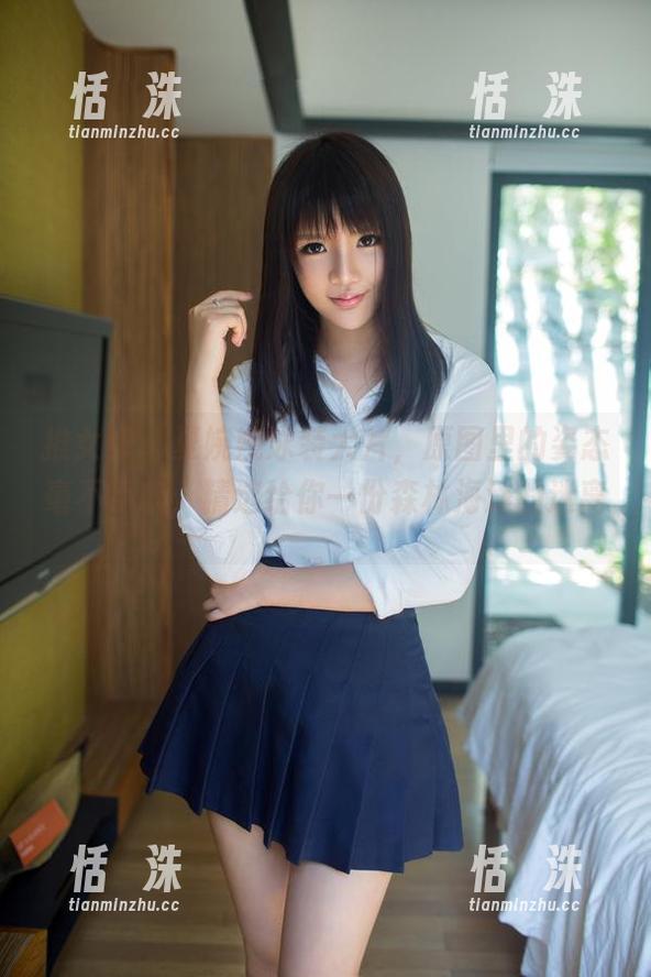 推女郎 - 夏婉婉泳装大片，原图里的姿态毫不手软，精选给你一份森林海滩的迷离。