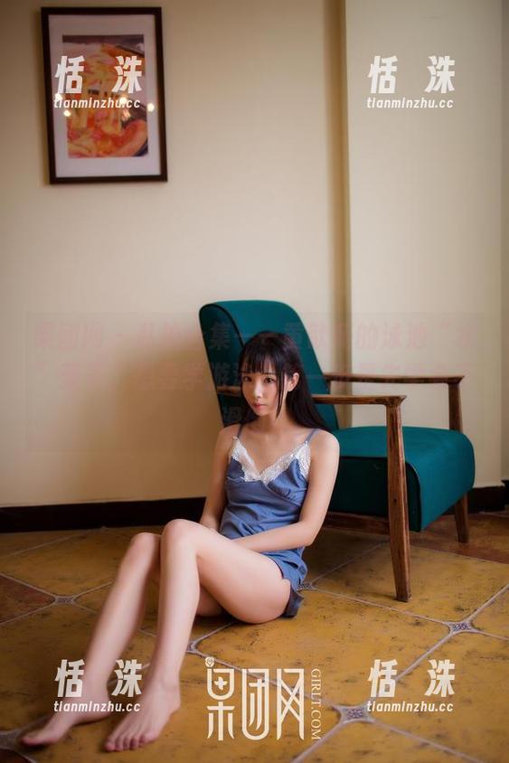 果团网 - 私拍合集——黄歆苑的泳池“水”亚子，想要学游泳，第一步是先学会不滑倒！