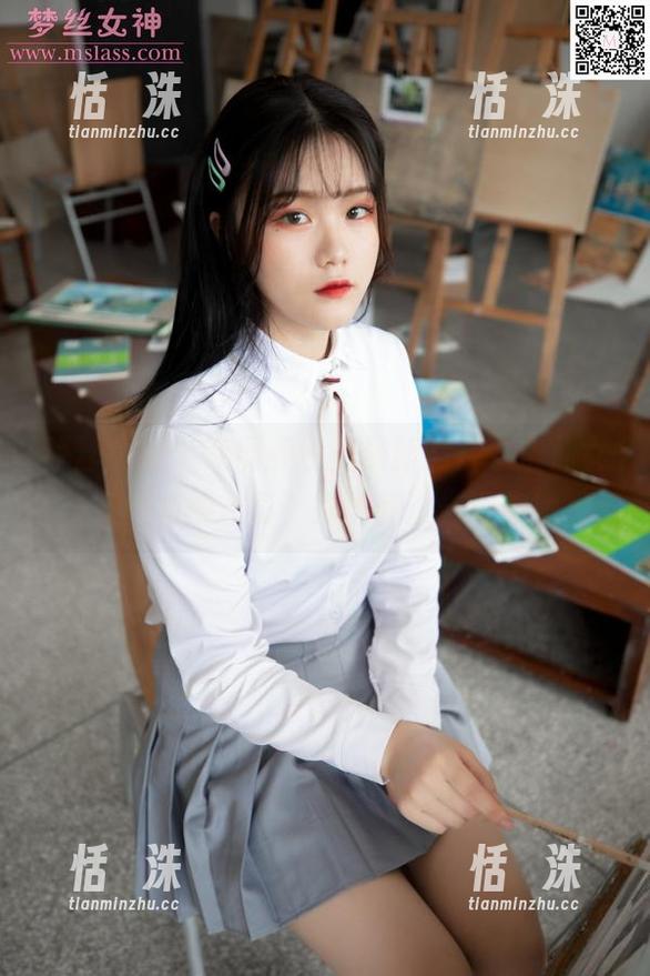 梦丝女神 - 专属颜色，最新照片中莹仙女与灰丝相得益彰，别说我没告诉你哦。