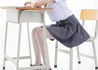 森萝财团 – 看小七的女仆图包，想知道她究竟是来打扫还是顺便来了个迷人展演？