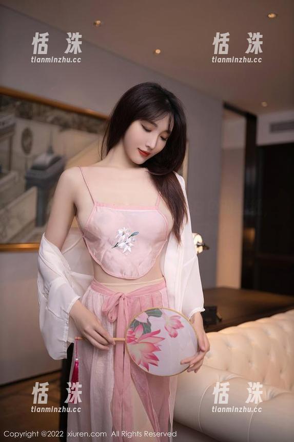 秀人网 - 拍黄瓜girl：这纯白色的壁纸，我的审美到底还能再低吗？