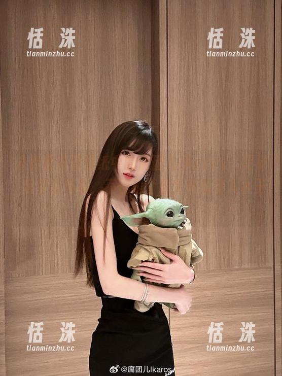 来瞅瞅高清壁纸中的腐团儿Ikaros，尼禄·克劳狄乌斯，不愧是个意大利的迷人小王子！