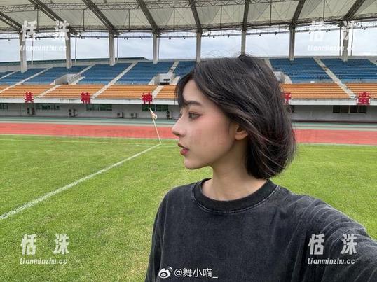 舞小喵与豹纹的巧妙碰撞，图片中有小惊叹！