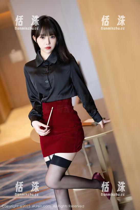 语画界 - 你能够在线体验到允儿Claire连衣裙的美，而我只能默默羡慕。