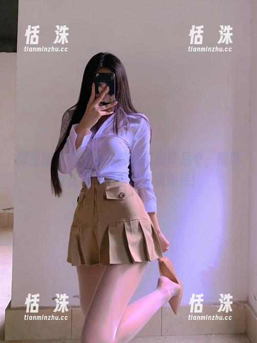 微密圈 - 在这套牛仔短裤的作品中，陈佩奇让每个角度都充满期待！