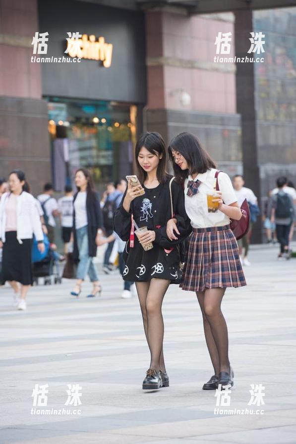 魔镜街拍 - 婷婷肉丝美人图包，寒风中的诱惑等你下载！