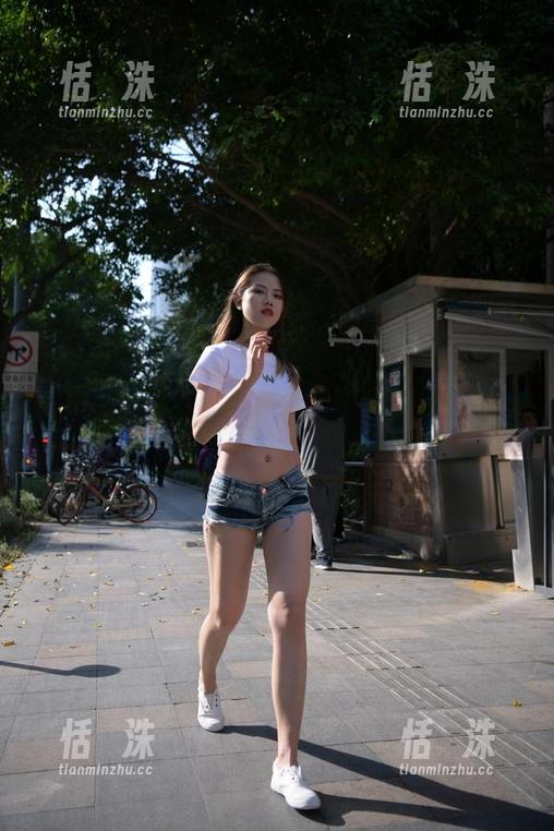 魔镜街拍 - 美图合集里的曼曼，空姐的气质让人难以抵御。