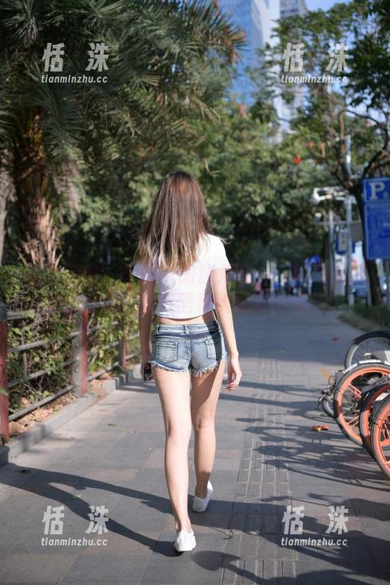 魔镜街拍 - 车展上的独角戏——玲玲街拍套图分享，我只需要我的背影和车！