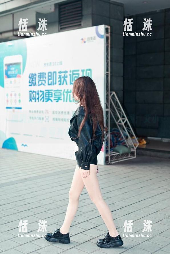 魔镜街拍 - 迷失在短裙与肉丝之间：艾小青写真集下载，有点刺激