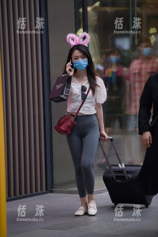 精选魔镜街拍：辉辉模拍，将网红和轻松写成一幅搞怪图片！