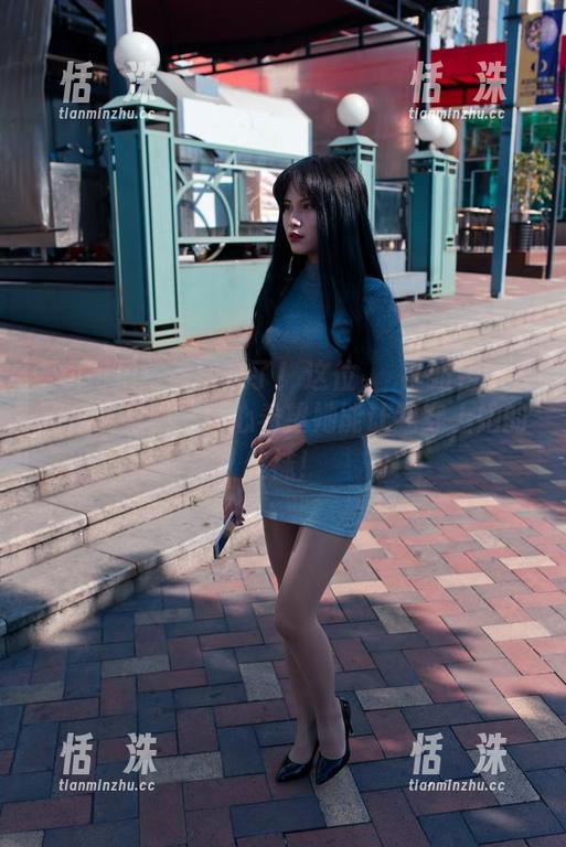 魔镜街拍：美图来了！这位絲襪小姐姐的长腿倍儿有料，真心希望她能让我穿上她的丝袜！