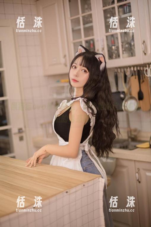 黑猫猫ovo草莓精选，谁能拒绝这样甜滋滋的诱惑呢？